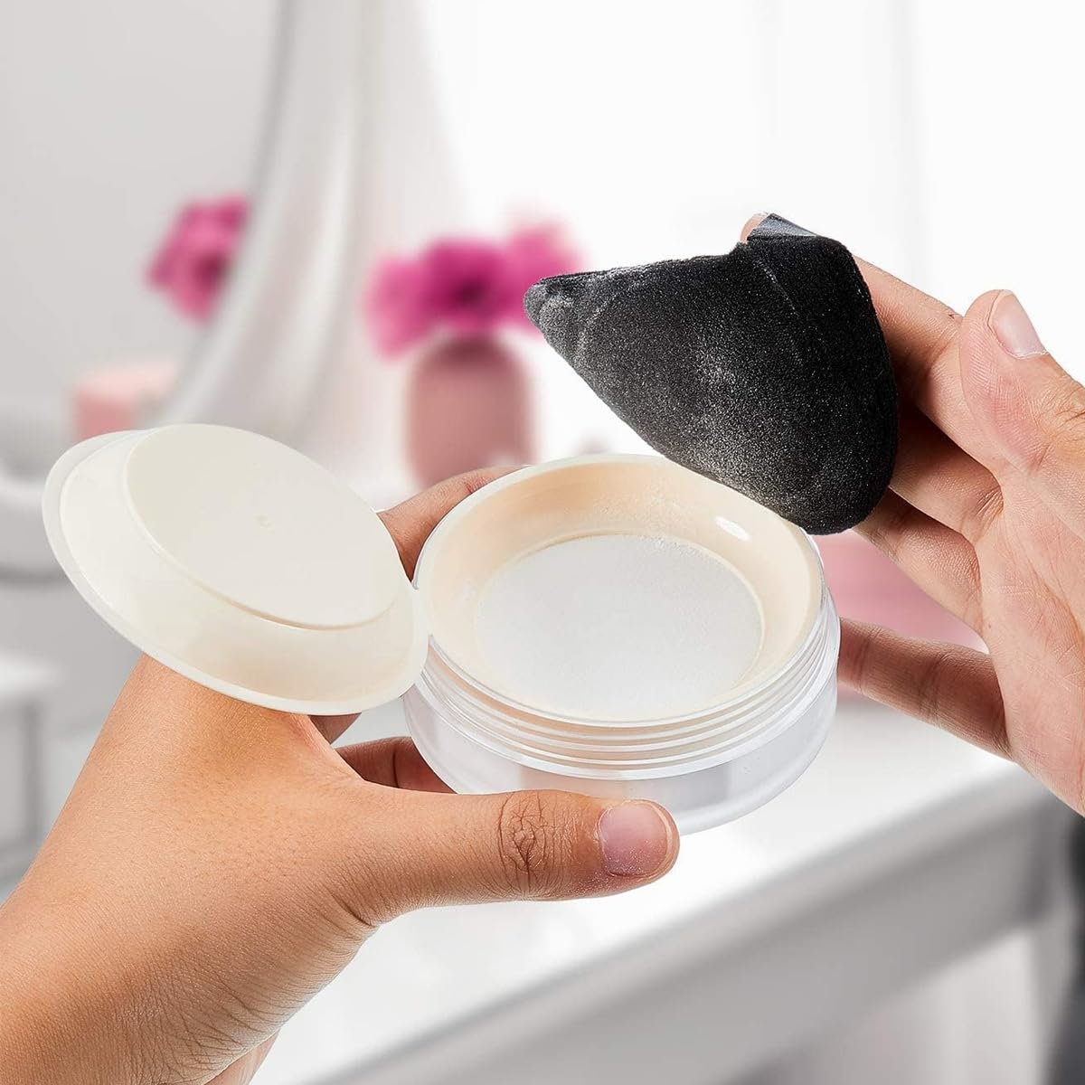 MAYCREATE 4pcs Triangle Powder Puff Makeup Sponge Puff Makeup Puff for Face Powder Loose Powder, Skin-Friendly Beauty Makeup Tools, Wet and Dry Use - Black