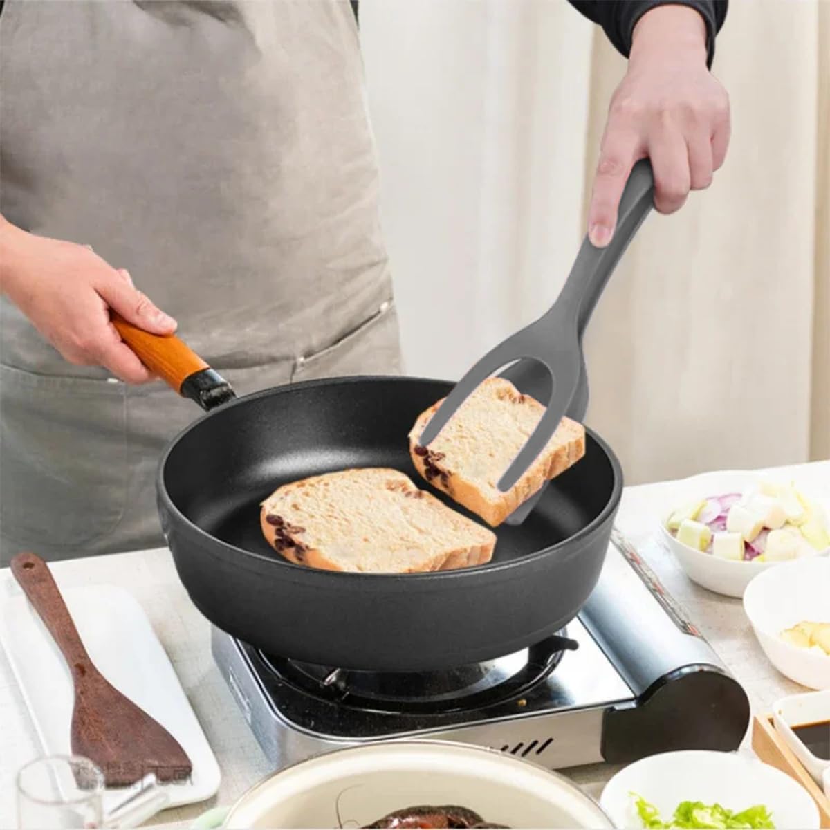 Supvox 2 in 1 Fish Turner Clip Pan Spatula with Gripping Tongs Egg Flipper Spatula Fish Turner Food Grade Heat Resistant Cooking Spatula Versatile Kitchen Utensils