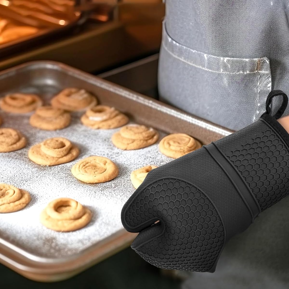 HASTHIP 1 Pair Oven Mitts Black Silicone Thermal Oven Mitts with Thicken Cotton Lining Insulation Oven Mitts Anti-Slip Palm Texture Design Kitchen Waterproof Oven Mitts with Hanging Loop