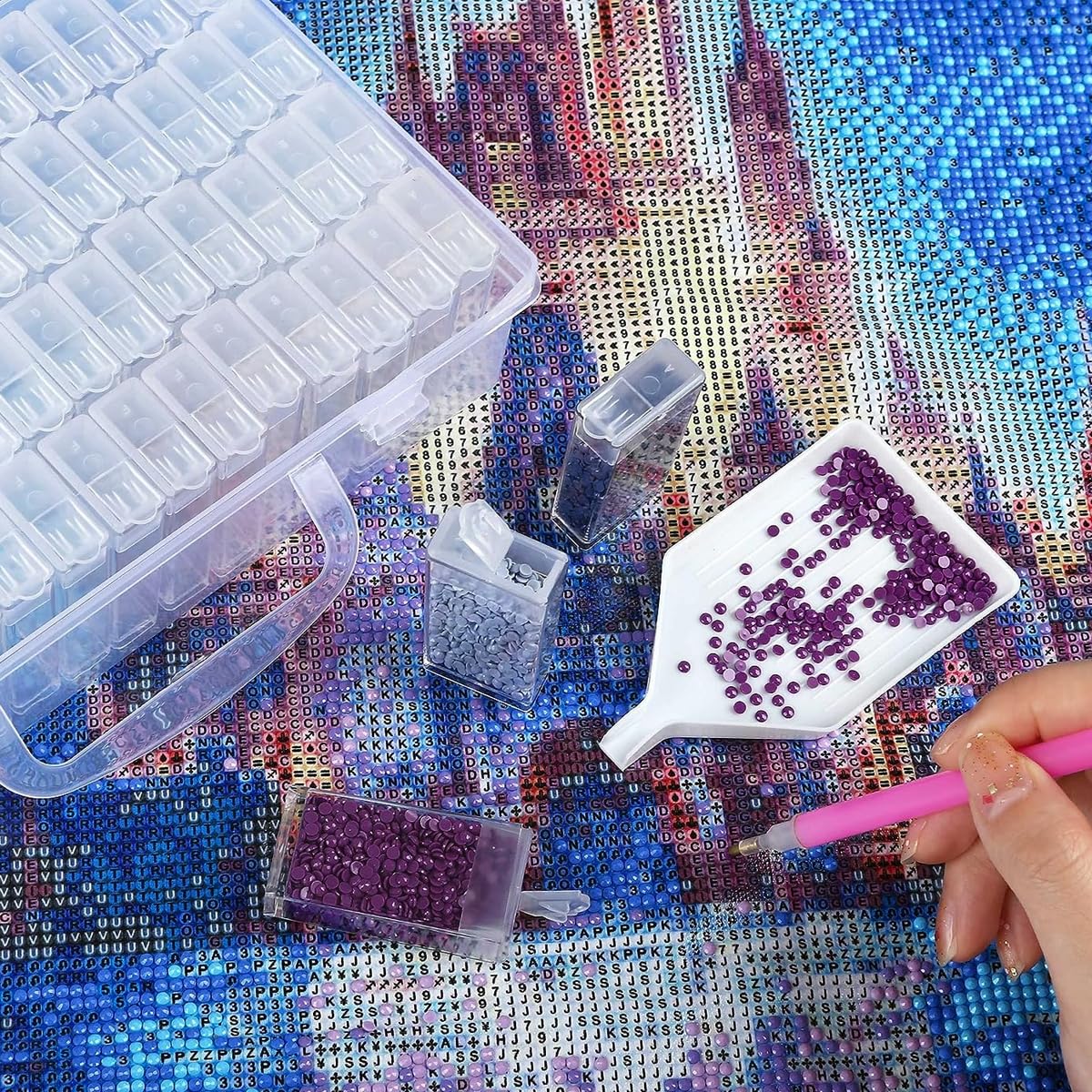 HASTHIP 64 Grids Diamond Painting Storage Box, Diamond Painting Accessories Storage with Pick Up Pens, Diamond Trays, Spoon, Tweezers, Label Sticker