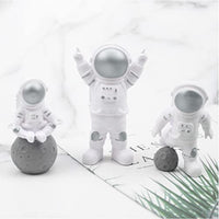 HASTHIP® 3PCS Astronauts Figures Statues Decor, Ornaments Resin Outer Space Themed Decor, Spaceman Planet Sculpture for Desktop & Tabletop Decor, Gift for Space Lovers, Silver