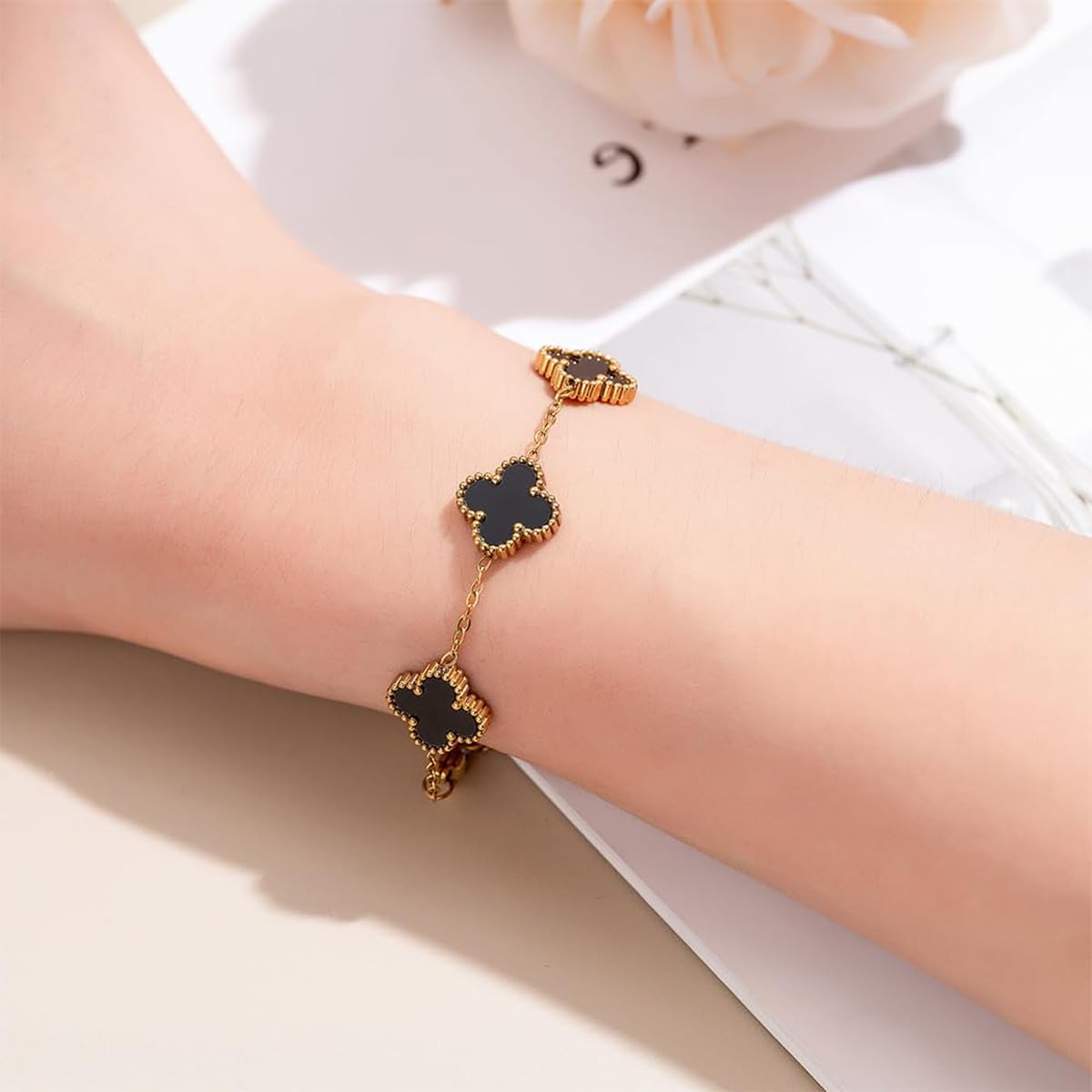 ZIBUYU Four Leaf Clover Bracelet 18K Gold Plated Stainless Steel Lucky Charm Bracelet for Women with Adjustable Chain, Black Clover Link Design, Ideal Gift for Girlfriend, Mother, Daughter, 6.41