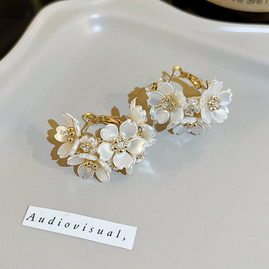 ZIBUYU Earrings for Girls Stylish,  Elegant White Flower Hoop Earrings, Gold Earrings for Women Trendy Versatile Jewellery, Chic Floral Hoops Earrings for Women