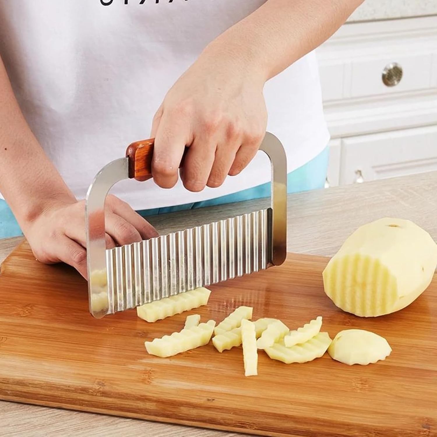 ZIBUYU Potato Crinkle Cutter for Homemade Fries with Corrugated Blade 18.5x12cm | Stainless Steel and Wooden Handle