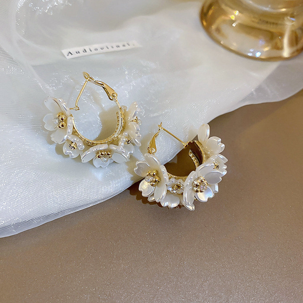 ZIBUYU Earrings for Girls Stylish,  Elegant White Flower Hoop Earrings, Gold Earrings for Women Trendy Versatile Jewellery, Chic Floral Hoops Earrings for Women